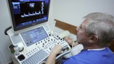 Doktor hastanede sonogram hastalarda boyun alarak