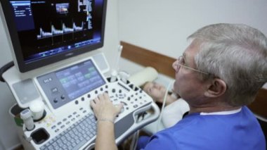 Doktor hastanede sonogram hastalarda boyun alarak