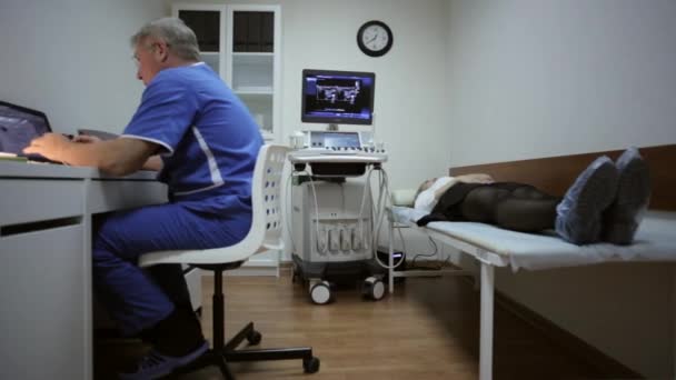 Medico e paziente donna in sala diagnostica ad ultrasuoni — Video Stock