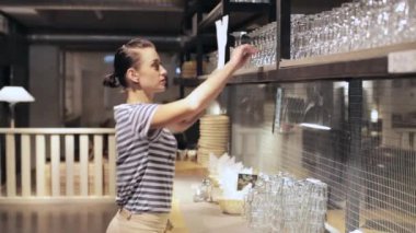 Garson şarap gözlük ayarlama