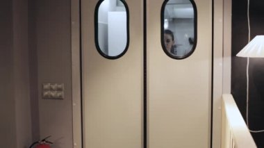 Kadın garson mutfağa yemek tepsisi ile çıkan