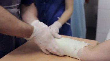 Doktor alçı el Bayan hasta üzerinde yatıyordu