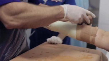 Doktor alçı el Bayan hasta üzerinde yatıyordu