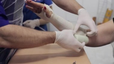 Doktor alçı el Bayan hasta üzerinde yatıyordu