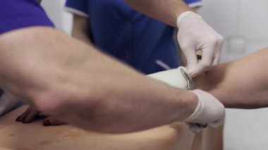 Doktor alçı el Bayan hasta üzerinde yatıyordu