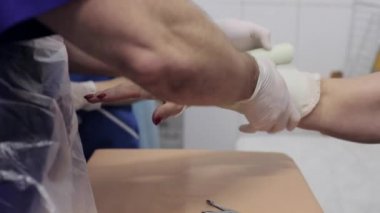 Doktor alçı el Bayan hasta üzerinde yatıyordu