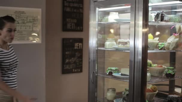 Waiter open the door of fridge and take a cake for customers — Stock Video