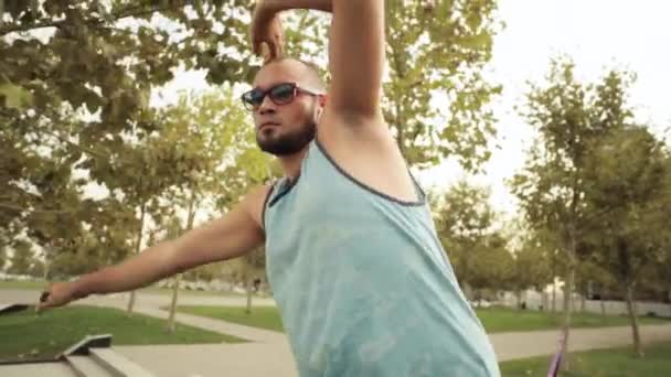 Guy walks on slackline at public park — Stock Video