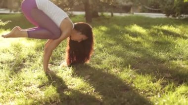 Yoga ve pilates egzersizleri güneşli sabah'ın bahçesinde.
