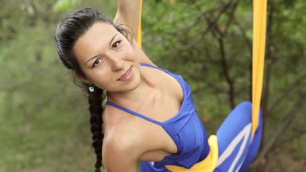 Yoga anti-gravité, femme faisant des exercices de yoga avec hamac dans le parc — Video