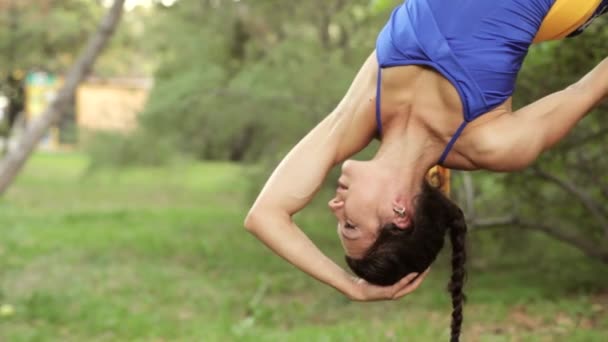 Aerial Yoga eller praktisera yoga i luften. — Stockvideo