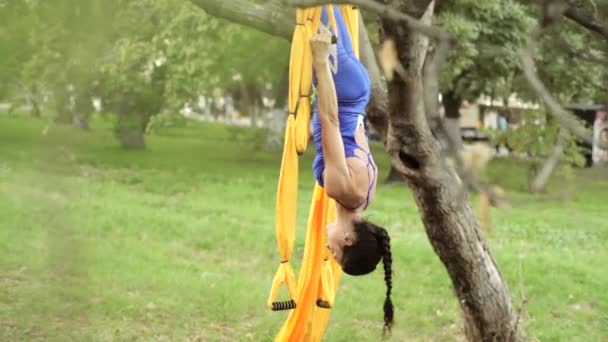 Aerial Yoga eller praktisera yoga i luften. — Stockvideo