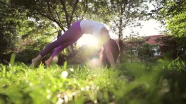 Yoga ve pilates egzersizleri güneşli sabah'ın bahçesinde.
