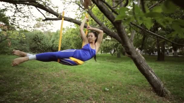 Yoga aéreo o practicar yoga en el aire . — Vídeos de Stock