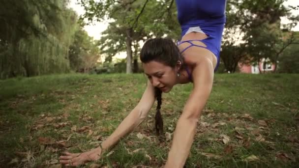 Aerial yoga beoefenaar strekt zich uit zichzelf terwijl onderbroken op hangmat. — Stockvideo