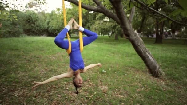 Yoga aéreo o practicar yoga en el aire . — Vídeo de stock