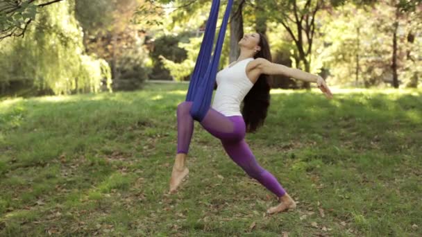 Prática de ioga mosca anti gravidade com rede — Vídeo de Stock