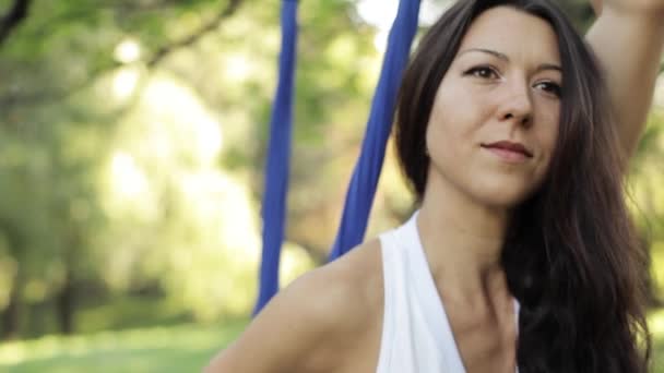 Anti yerçekimi sinek yoga hamak ile uygulama — Stok video