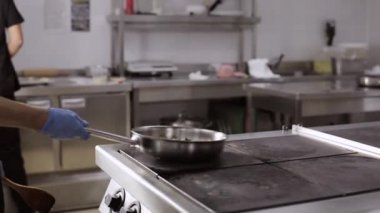 Şef sebze bir tava ile hava atma