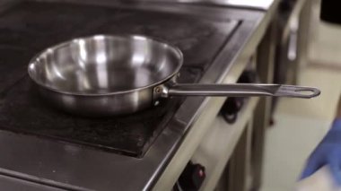 Şef yemek pişirmek için ocağı hazırlamak