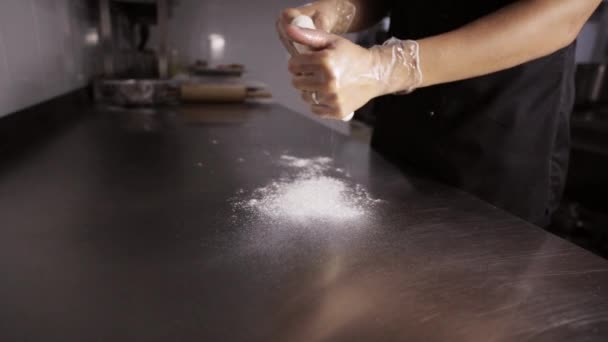 Chef a preparar uma pizza. Chef jogando massa de pizza na cozinha comercial . — Vídeo de Stock