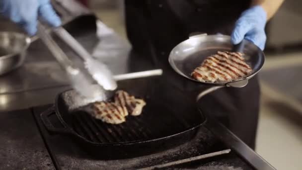 Chef lays out steak from griddle to steal bowl. — Stock video