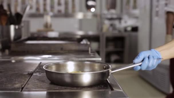 Шеф-повар бросает овощи в воздух сковородкой . — стоковое видео