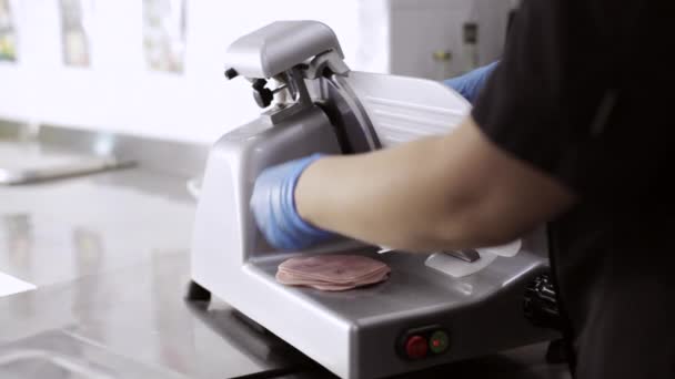 Scheibenmaschine schneidet Schinken in Großküche — Stockvideo