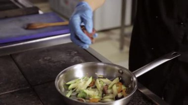 Bir otel ya da Restoran mutfağında hazırlanan bir heyecan kızartma yemek