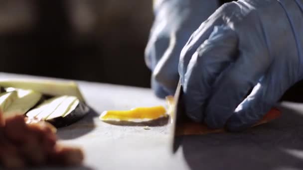 Chef-kok is het hakken van gele paprika, close-up. — Stockvideo