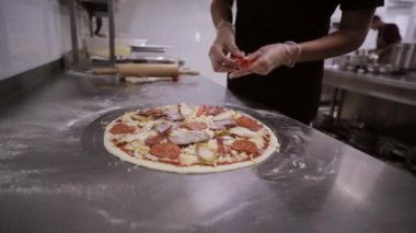 İtalyan pizza yapma Şef. Elinde Şef pizza malzemeyi ekleyin