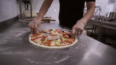 Şef pizza ticari mutfak zeytin ekleme.