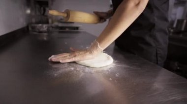 Pizza hazırlama Şef. Pizza hamur ticari mutfak savurma Şef.