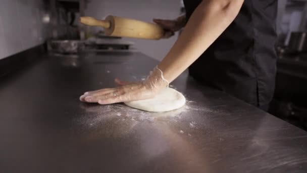 Szef kuchni przygotowuje pizza. Szef kuchni, podrzucając ciasto do pizzy w commercial kuchnia. — Wideo stockowe