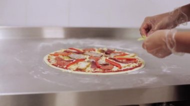 İtalyan pizza yapma Şef. Elinde Şef pizza malzemeyi ekleyin