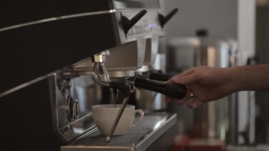Kahve makinesi kullanımda: sıcak kahve beyaz fincan içine dökme yakın çekim