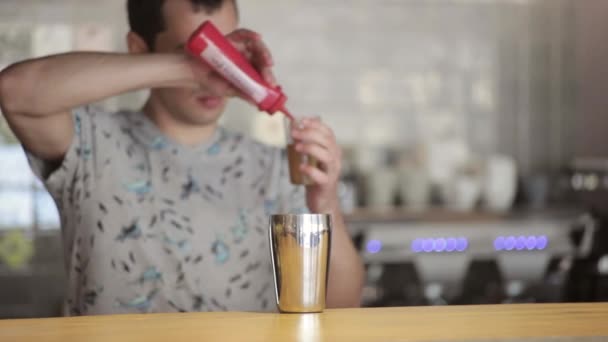 Bartender menuangkan isi dalam shaker untuk menyiapkan koktail — Stok Video