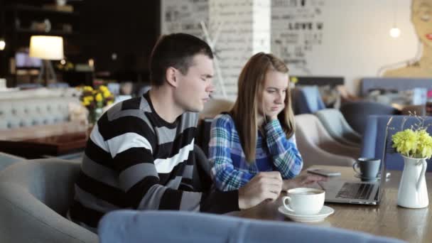 소년과 소녀 카페에 사람들은 노트북 및 스마트폰, 이야기 및 음료 커피를 사용 한다.. — 비디오