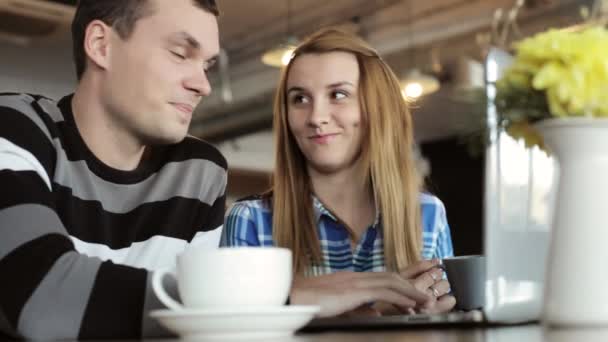 女と男は、カフェ内のコンピューター — ストック動画