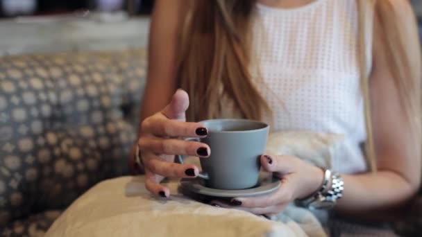 Женские руки держат чашку кофе — стоковое видео