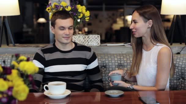 Young attractive couple chatting together at cafe — Stock Video