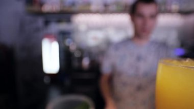 Barmen nane için kokteyl bar sayacı ekleme