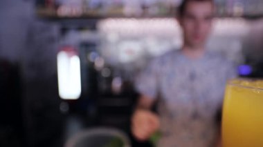 Barmen nane için kokteyl bar sayacı ekleme