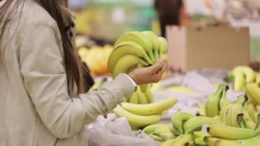 Seçme taze muz bakkal alışveriş genç kadın