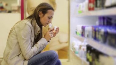 Deodorant shoping Merkezi güzellik bölümünde seçtiğiniz genç Kafkas kadın.