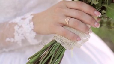 Beyaz gelin buketi tutarak düğün kabuklu el, yakın çekim