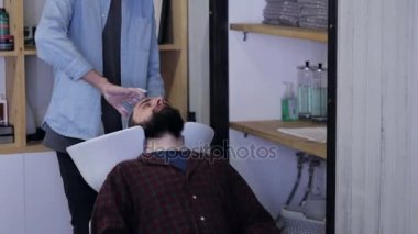 Kuaför Dükkanı erkek müşteriler saç yıkama şapkalı beyaz Kuaför