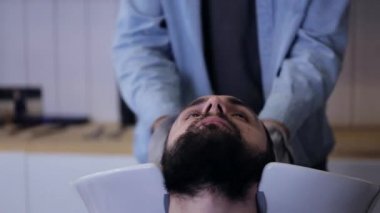 Erkek Kuaför mendil saç yakışıklı erkek istemcisinin berber dükkanı bir havlu ile yıkanmış