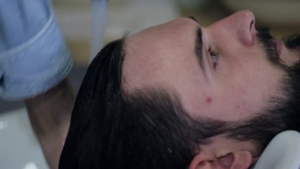 Mężczyzna Fryzjer mycie mężczyzna klienta włosów u fryzjera, zbliżenie — Wideo stockowe
