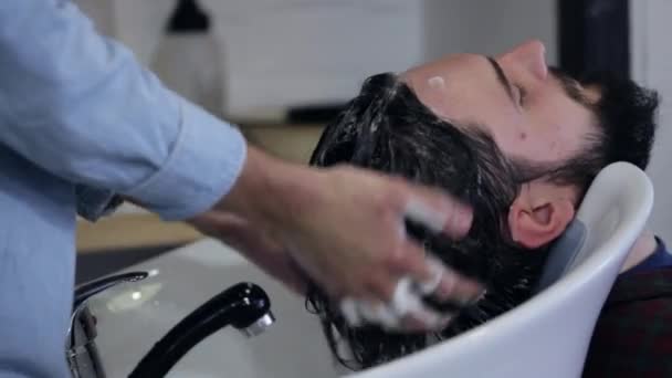 Cabeleireiro clientes de lavagem cabelo na barbearia, close-up — Vídeo de Stock